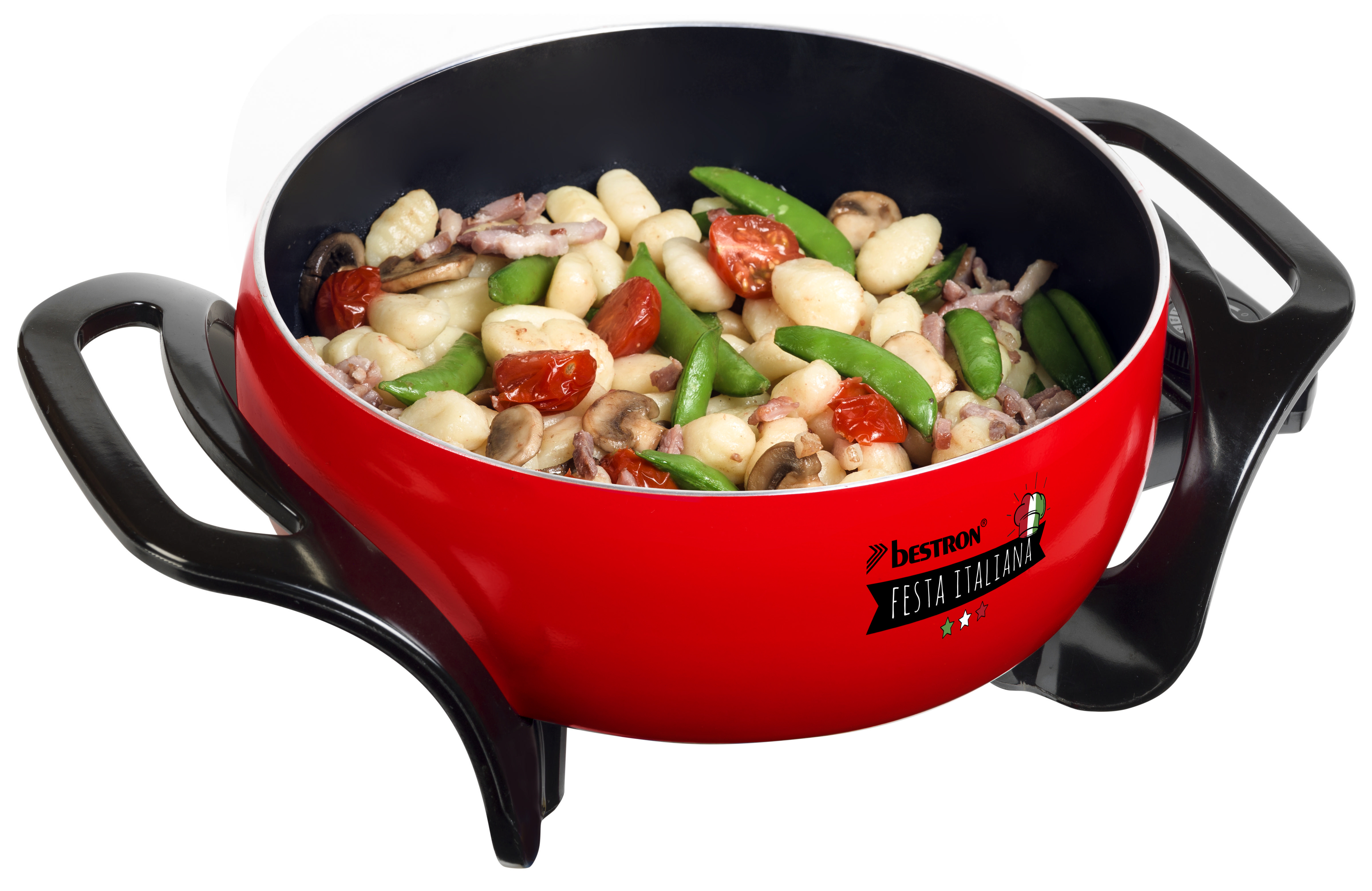 Rote elektrische Pfanne mit Gnocchi, Tomaten, Erbsen und Pilzen auf weißem Grund.