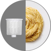 Zwei Teile: ein weißer Pastasieb und ein Teller mit gelben Nudeln.