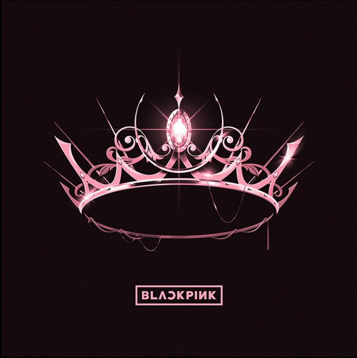 Rózsaszín korona fekete háttéren. A BLACKPINK szó alul.