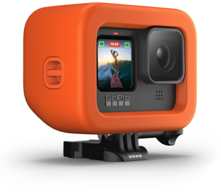 GoPro-Kamera in orangefarbenem Gehäuse, die eine surfende Person zeigt. Schwarze Halterung.