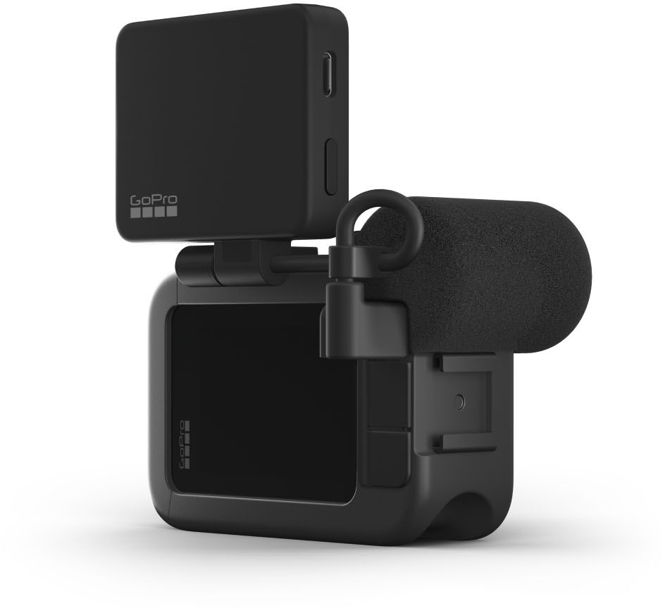 Schwarze GoPro-Kamera mit Mikrofon. Schwarzer Bildschirm, weißer Hintergrund.