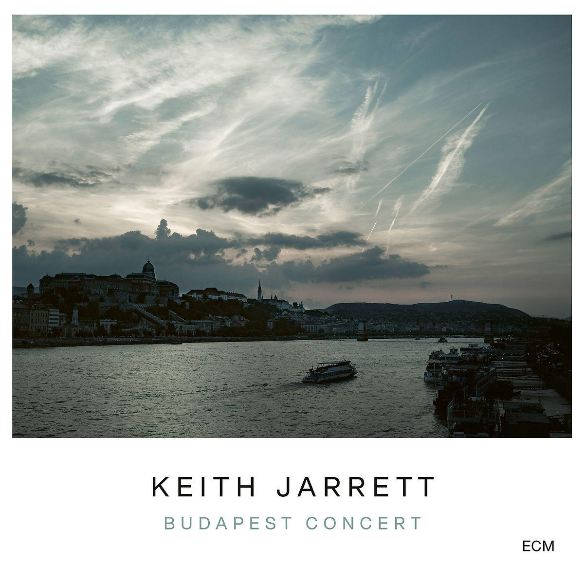 Album borító: Folyó jelenet hajóval és épületekkel felhős ég alatt, 'Budapest Concert' felirattal.