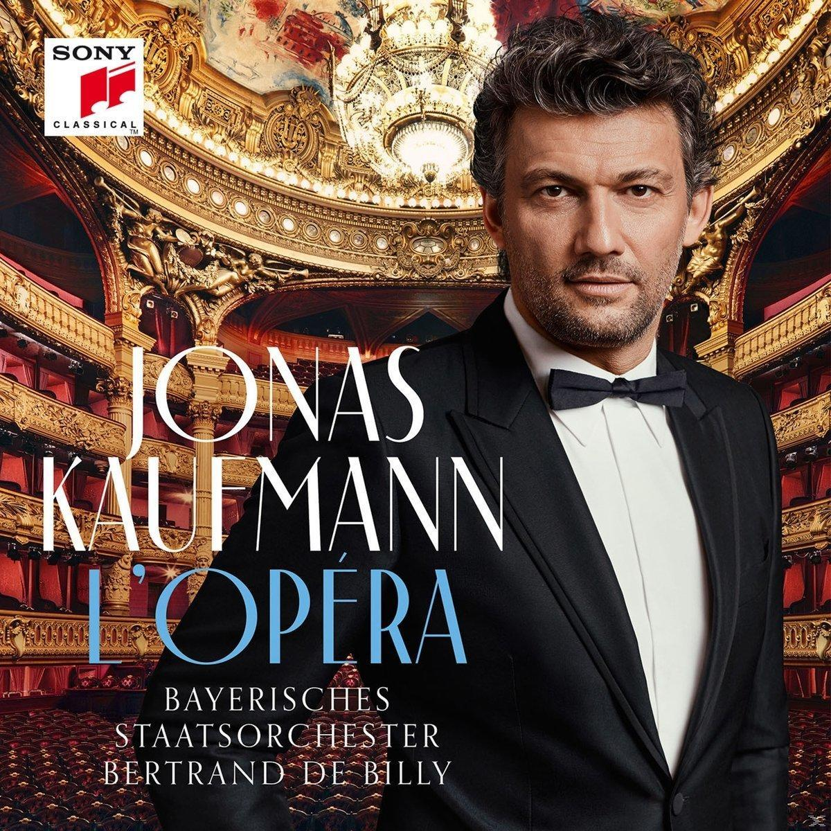 Mann im Smoking in einem Opernhaus. Titel: Jonas Kaufmann L'Opéra.