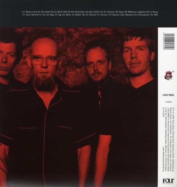 Albumcover mit Bandmitgliedern. Vier Männer stehen vor rotem Hintergrund.