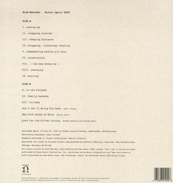 Achterkant van een vinylalbum met tekst, inclusief songtitels en credits in beige.