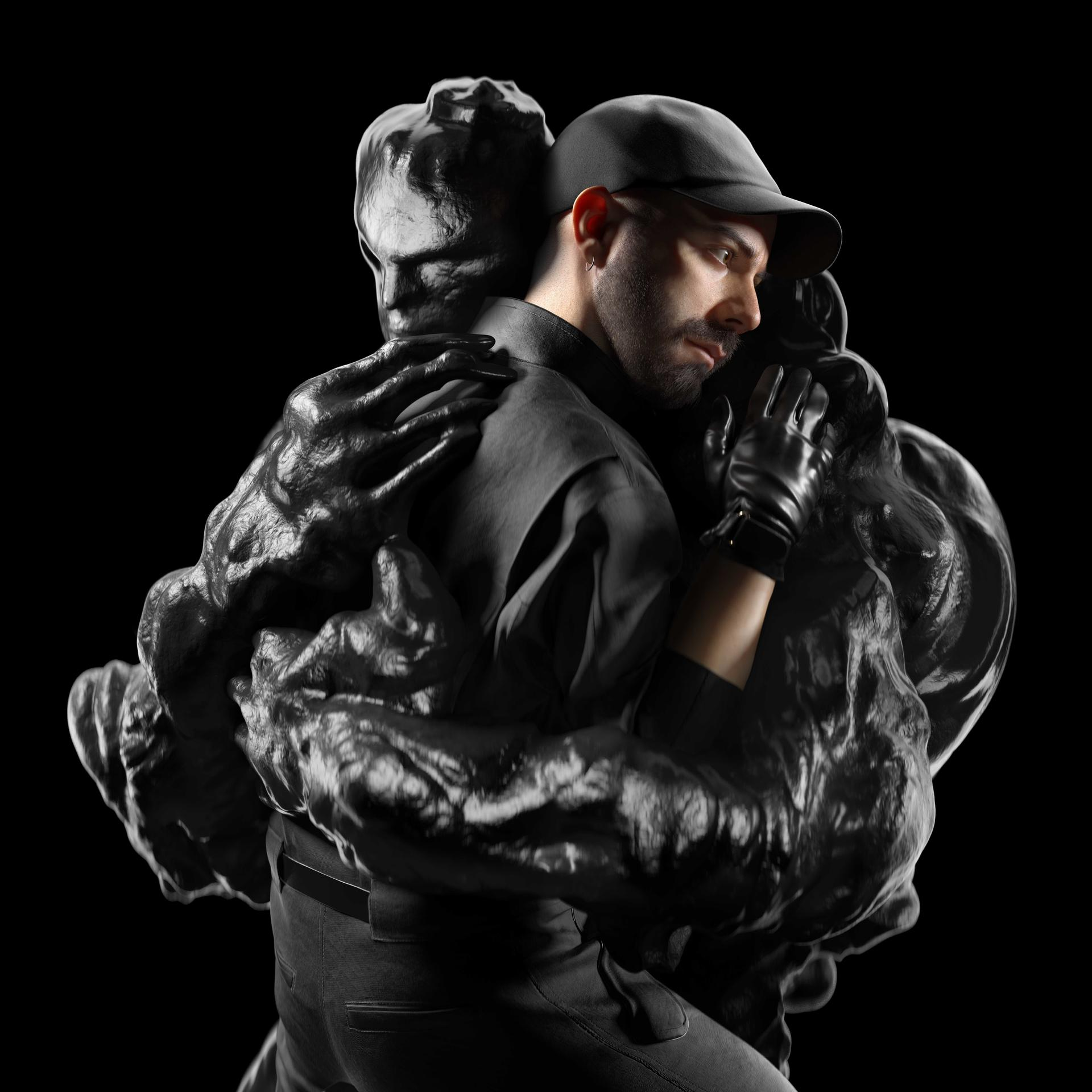 Un homme avec une casquette et des gants embrasse une silhouette sombre, tous deux en noir, sur fond noir.