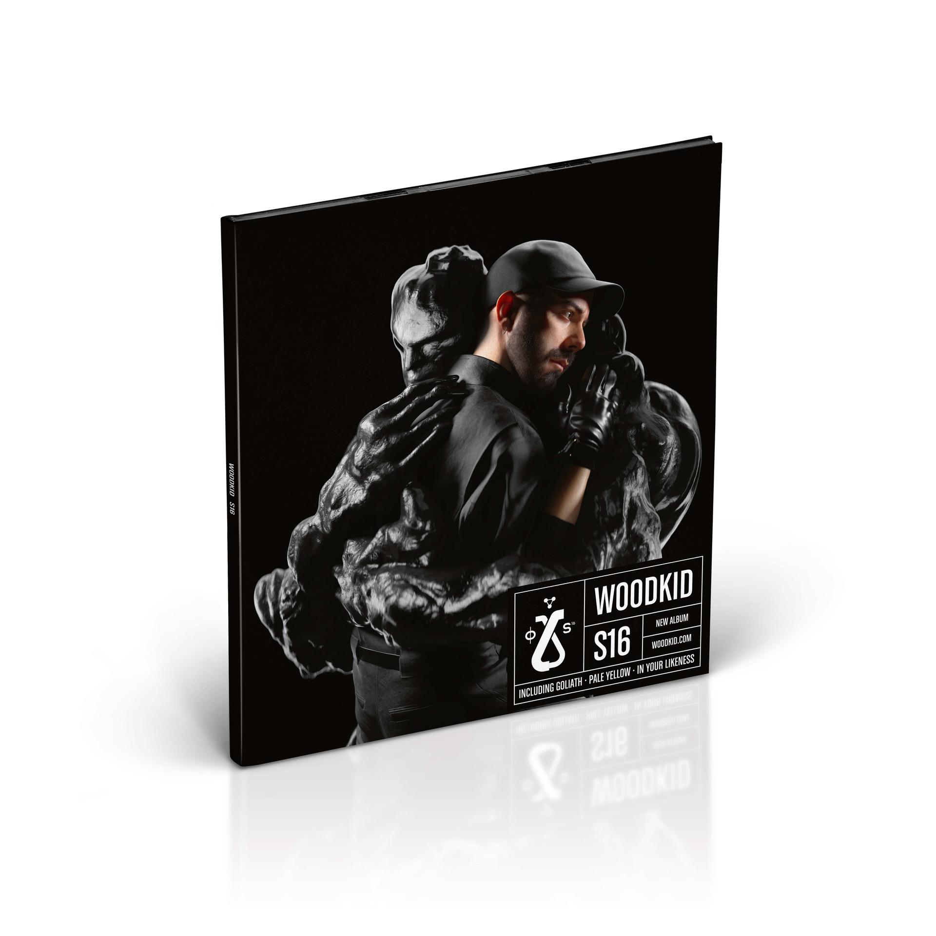Pochette d'album. Homme embrassant une statue. Noir et blanc.