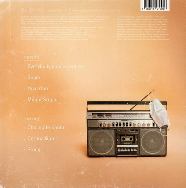 Rückseite einer Vinylplatte mit Trackliste, Boombox und Gesichtsmaske.