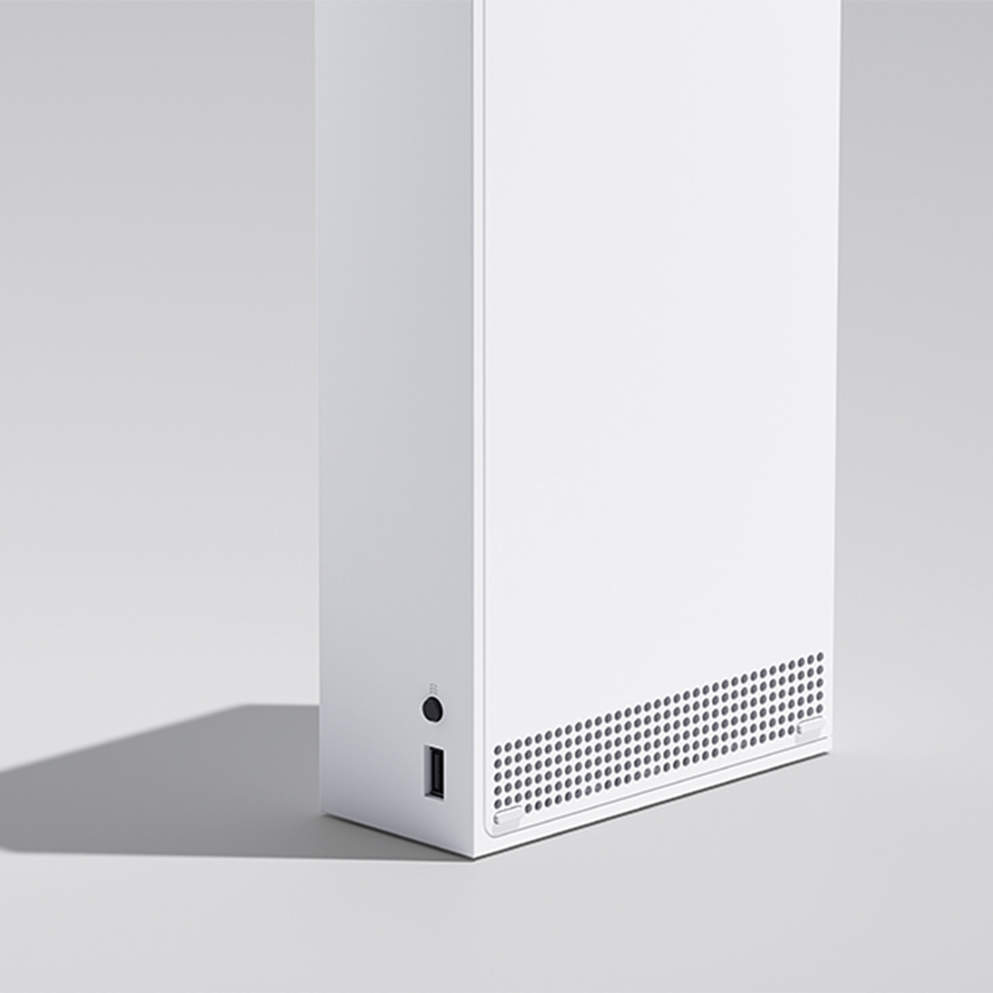 Beyaz Xbox Series X konsolu. Yan taraftan, gölge düşmüş halde.