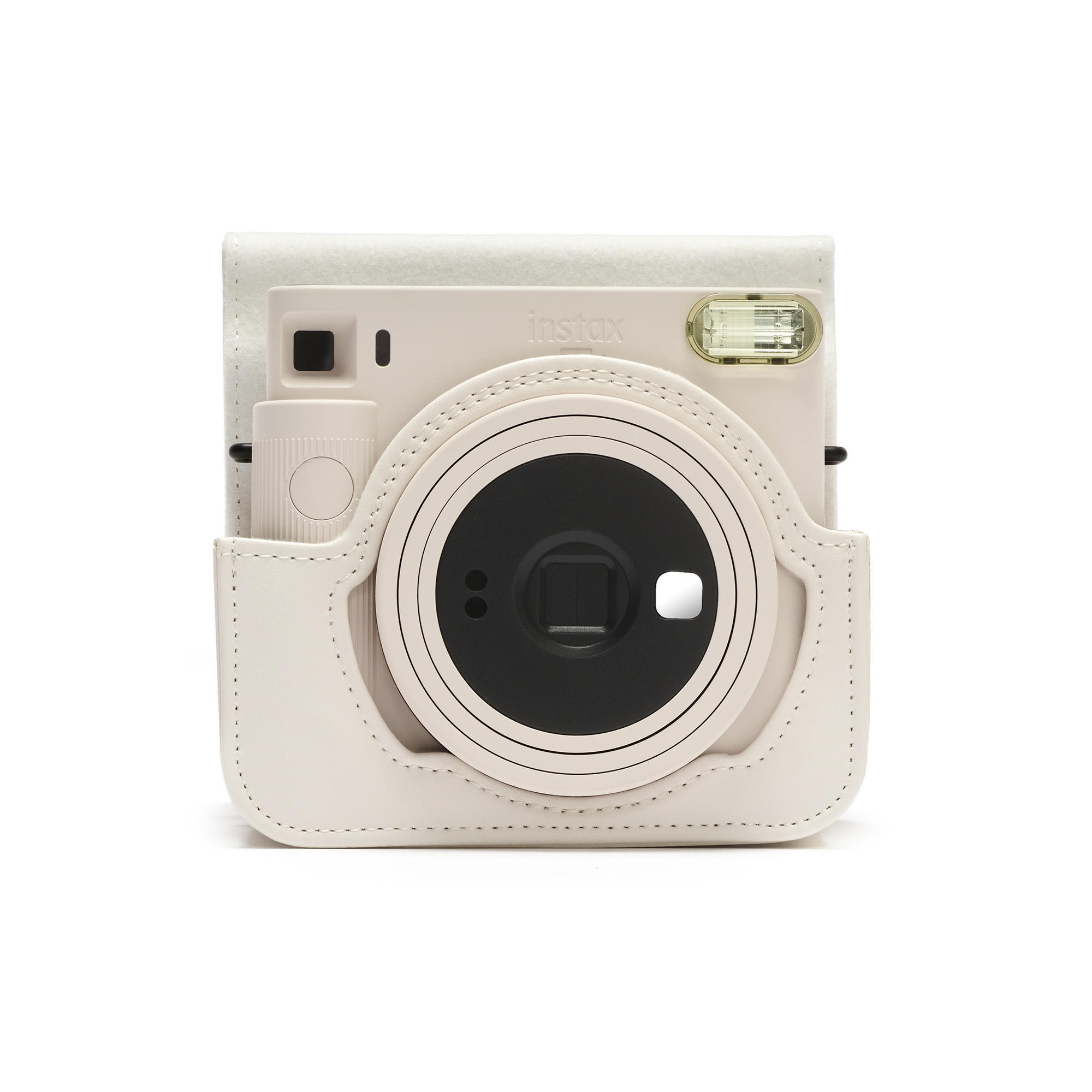Cremefarbene Instax-Kamera in passendem Etui. Zeigt das Objektiv und den Blitz.