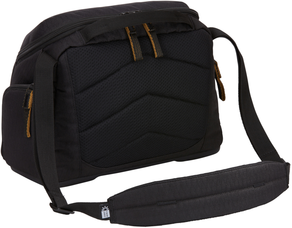 Een zwarte Case Logic cameratas, schuine weergave. Het heeft een gewatteerde rug, een zijvak en een schouderriem.