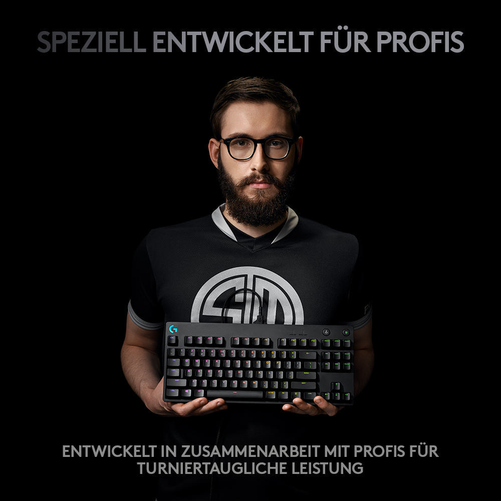 Mann hält eine schwarze Tastatur mit bunten, beleuchteten Tasten.