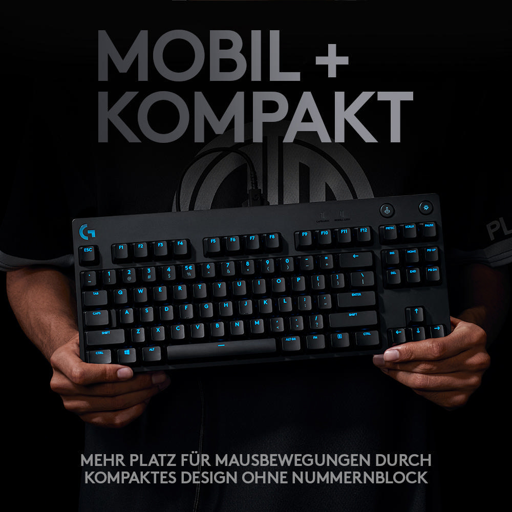 Eine Person hält eine schwarze Tastatur. Die Tastatur ist mit Buchstaben und Zahlen beschriftet.