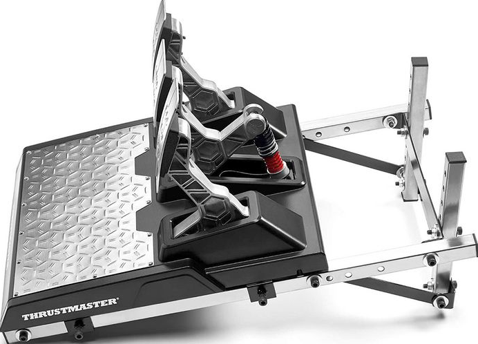Pedali da corsa Thrustmaster con tre pedali in metallo montati su telaio argento su sfondo bianco.
