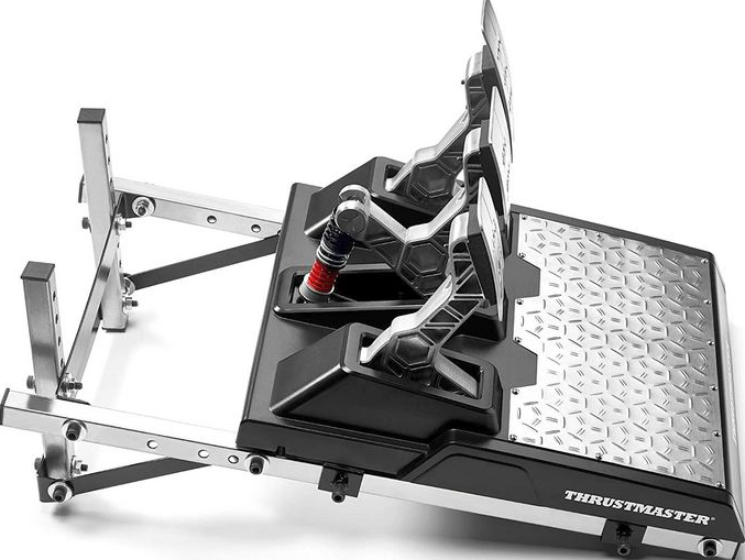 Set di pedali per simulatore di guida Thrustmaster nero e argento con telaio e pedali in metallo.