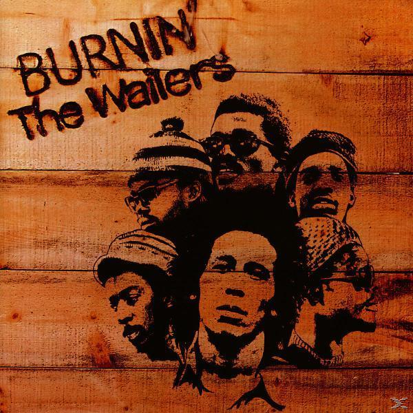 Album borító: Burnin' a The Wailers-től. A zenekar tagjainak arca fa háttéren. Sötét szöveg és képek, narancssárga árnyalatok.
