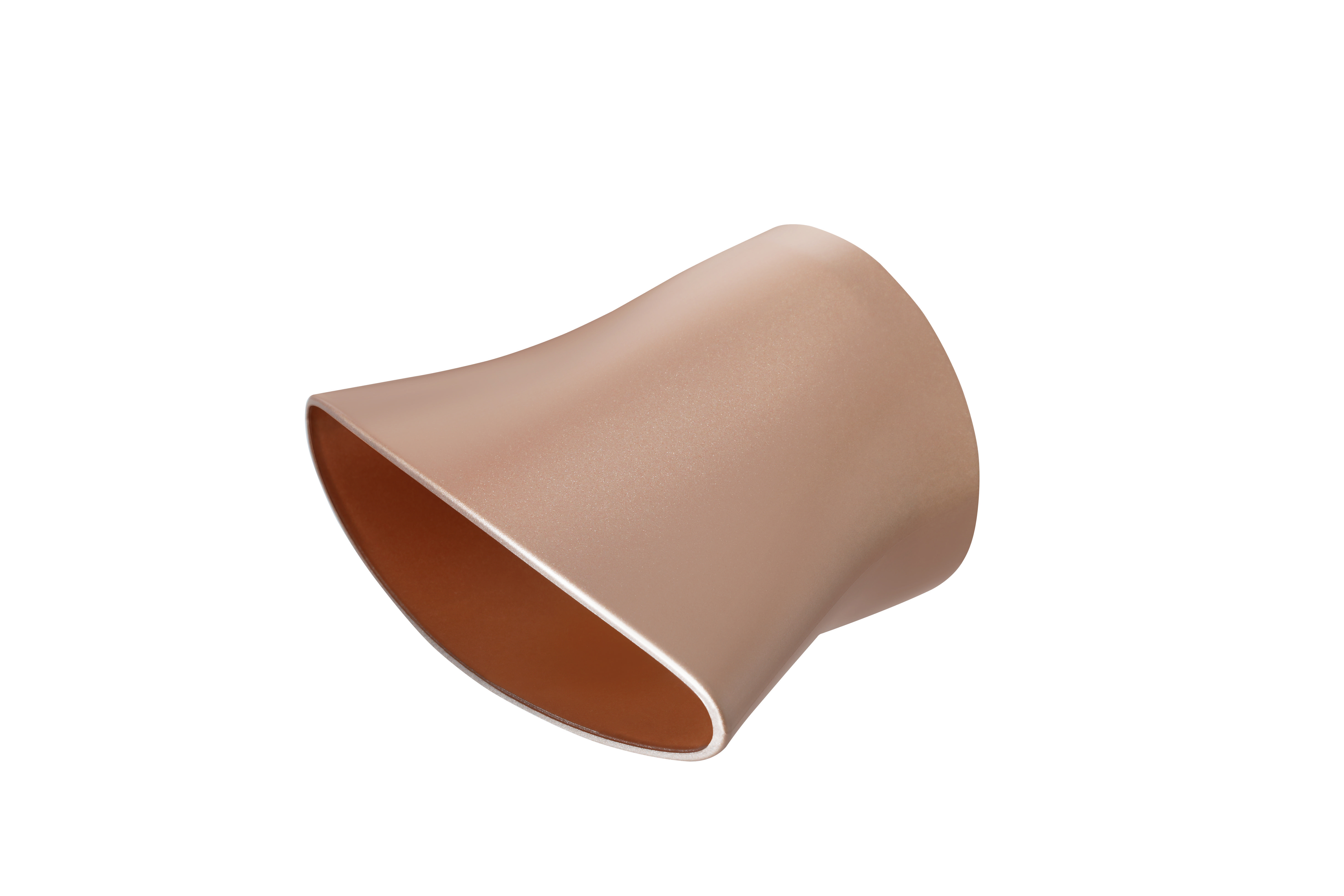 Bronze-farbenes, gebogenes, oval geformtes Objekt auf weißem Hintergrund.
