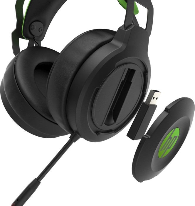 Schwarzes und grünes Gaming-Headset mit abnehmbarem Mikrofon und USB-Empfänger.