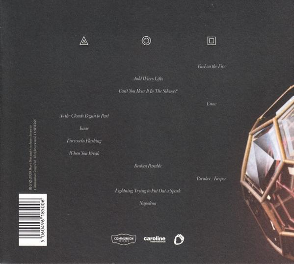 Pochette de CD avec fond noir, texte blanc et formes géométriques. Le texte comprend des titres de chansons.