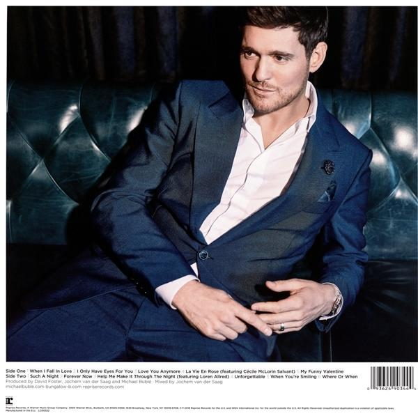 Michael Bublé auf einem Albumcover, auf einem grünen Sofa sitzend, im Anzug, zur Seite blickend.