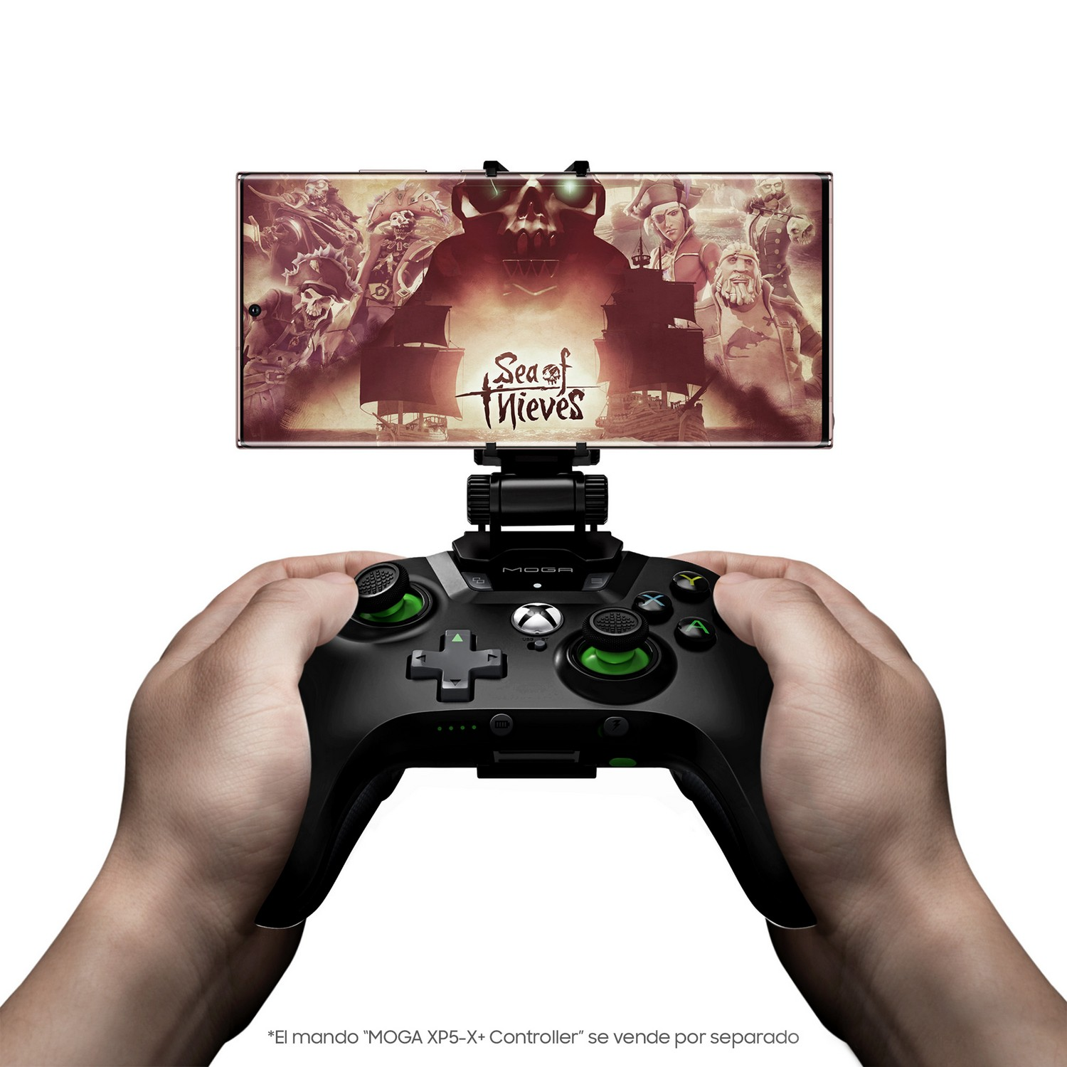 Manos sosteniendo un controlador MOGA XP5-X+ con un teléfono que muestra un juego.