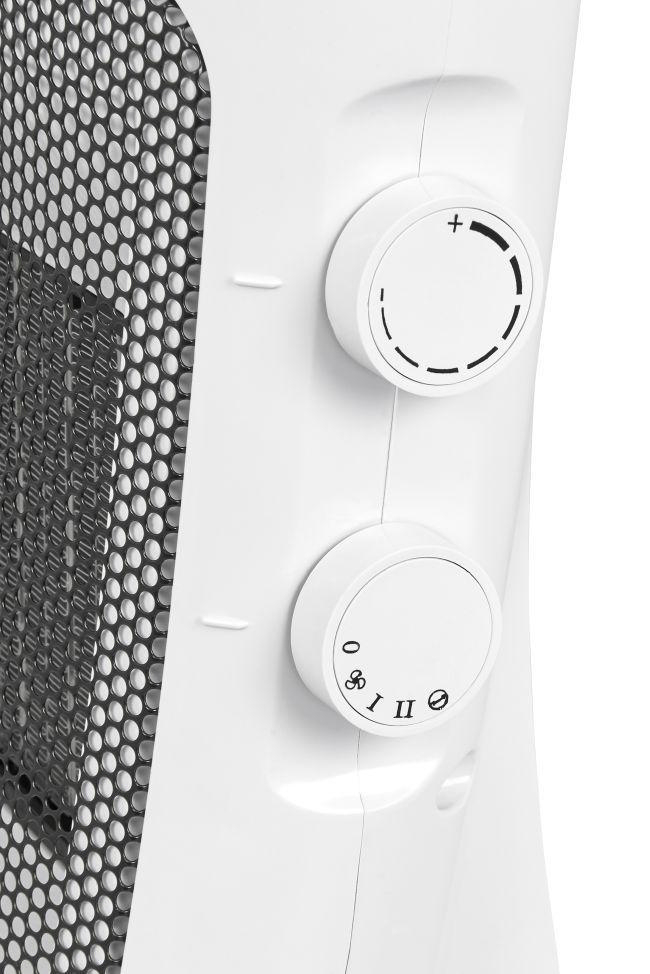 Nahaufnahme eines weißen Elektroheizers mit Knöpfen für Einstellungen und einem Gitter.