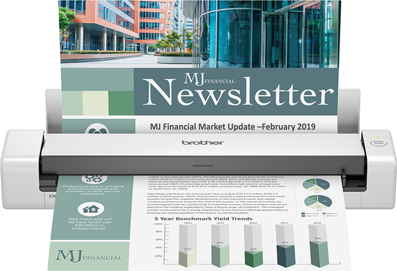 Uno scanner Brother con una newsletter finanziaria in scansione. Lo sfondo mostra un moderno edificio per uffici.