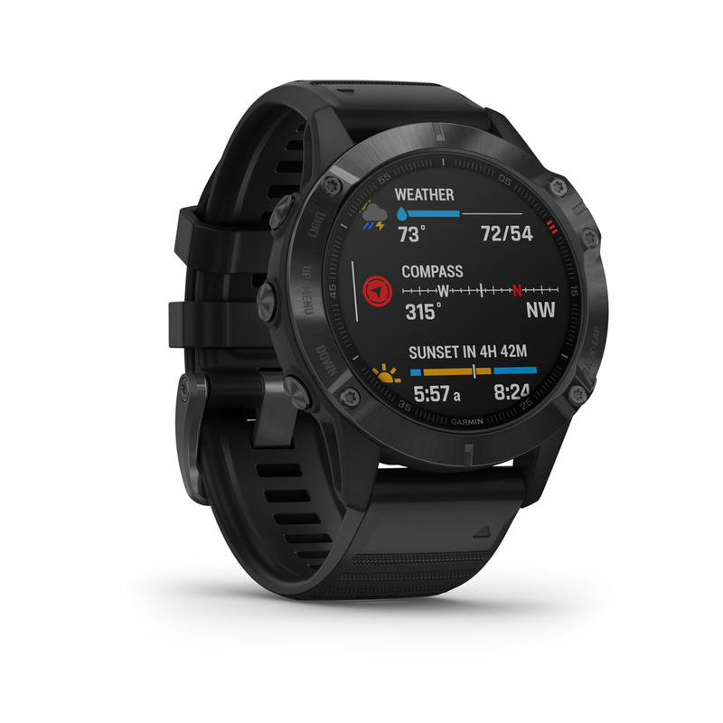Fekete Garmin okosóra mutatja az időjárást, az iránytűt és az időt. Fekete szíjjal és gombokkal rendelkezik. A képernyő adatok és számok jelennek meg.