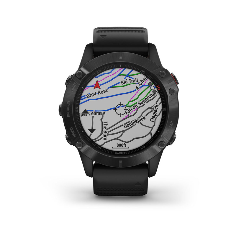 Fekete Garmin okosóra, amely egy térképet jelenít meg ösvényekkel, nevekkel és egy piros nyíllal. Az órán gombok és fekete szíj van.