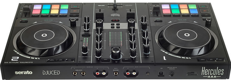 DJ-Controller mit zwei Plattenspielern, einem Mixer und bunten Knöpfen.