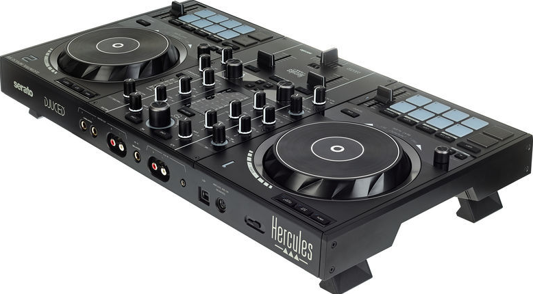 Schwarzer DJ-Controller mit mehreren Knöpfen, Tasten und Jogwheels.
