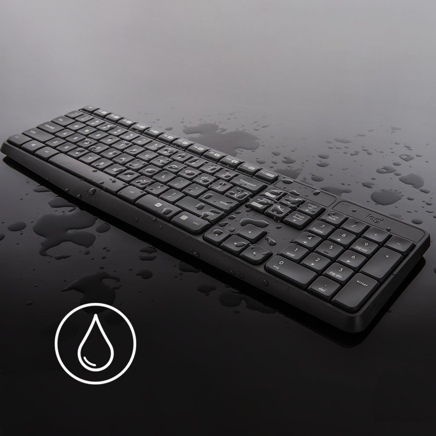 Schwarze, kabellose Tastatur mit Wassertropfen auf der Oberfläche. Wassertropfen-Symbol vorhanden.