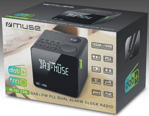 Zwarte kubusvormige wekkerradio, display toont 'DAB-MUSE', in een merkdoos.