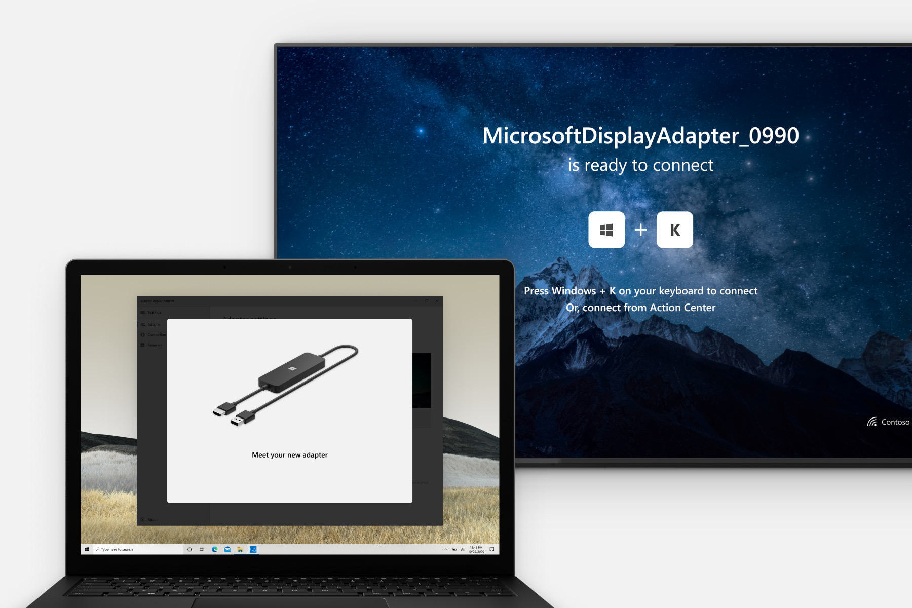 Laptop, der an einen Monitor angeschlossen ist und eine Microsoft Display Adapter-Einrichtungsanleitung anzeigt.