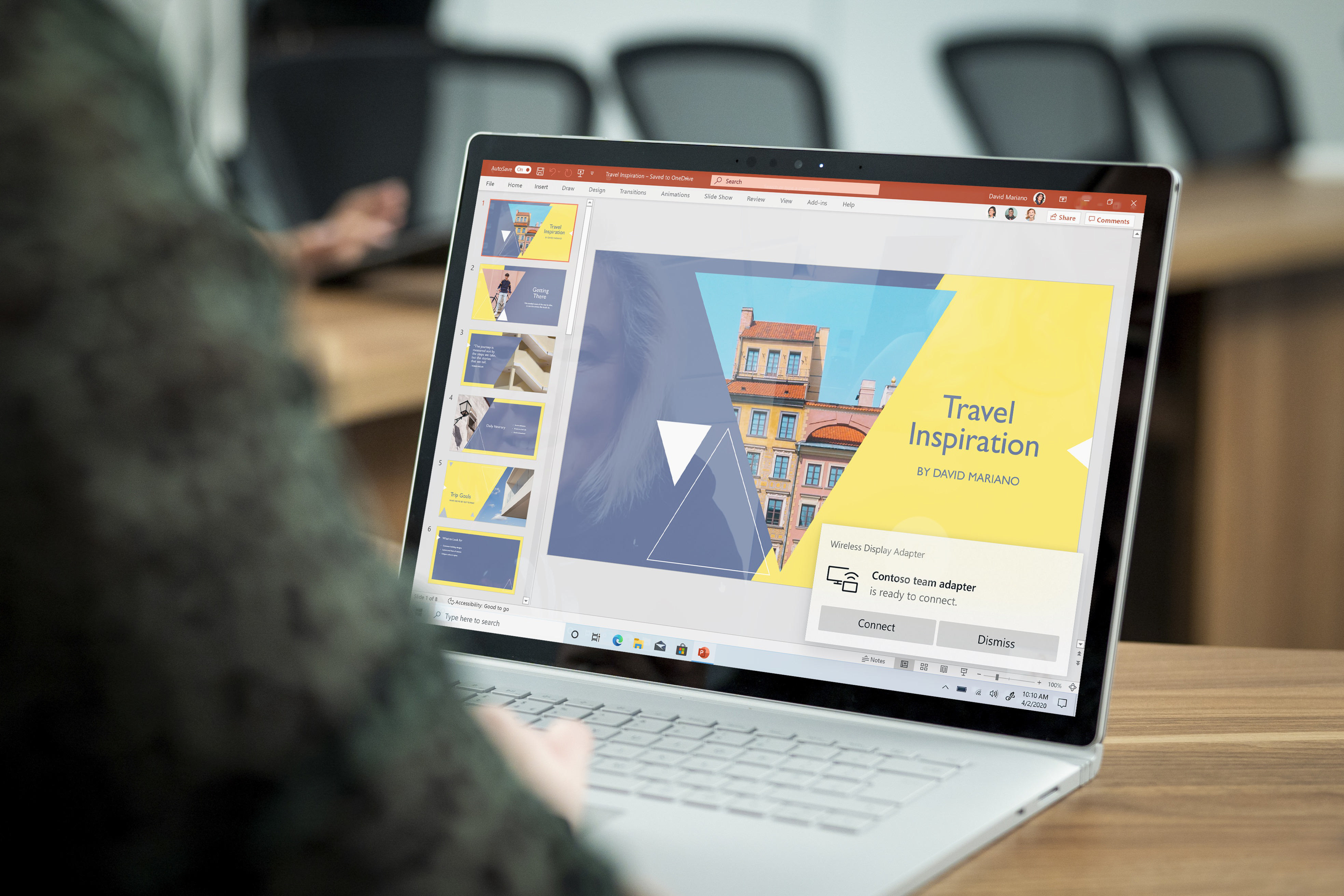 Person benutzt Laptop, zeigt Präsentation über Reiseinspiration. Ein Dialogfeld ist geöffnet.