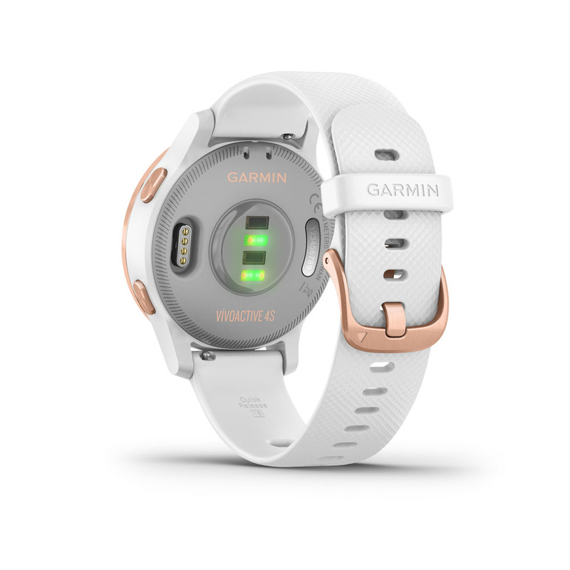 Fehér Garmin óra, hátulról, rózsaarany előlappal és csattal. Az óra fehér szíjjal és szürke érzékelőkkel rendelkezik.