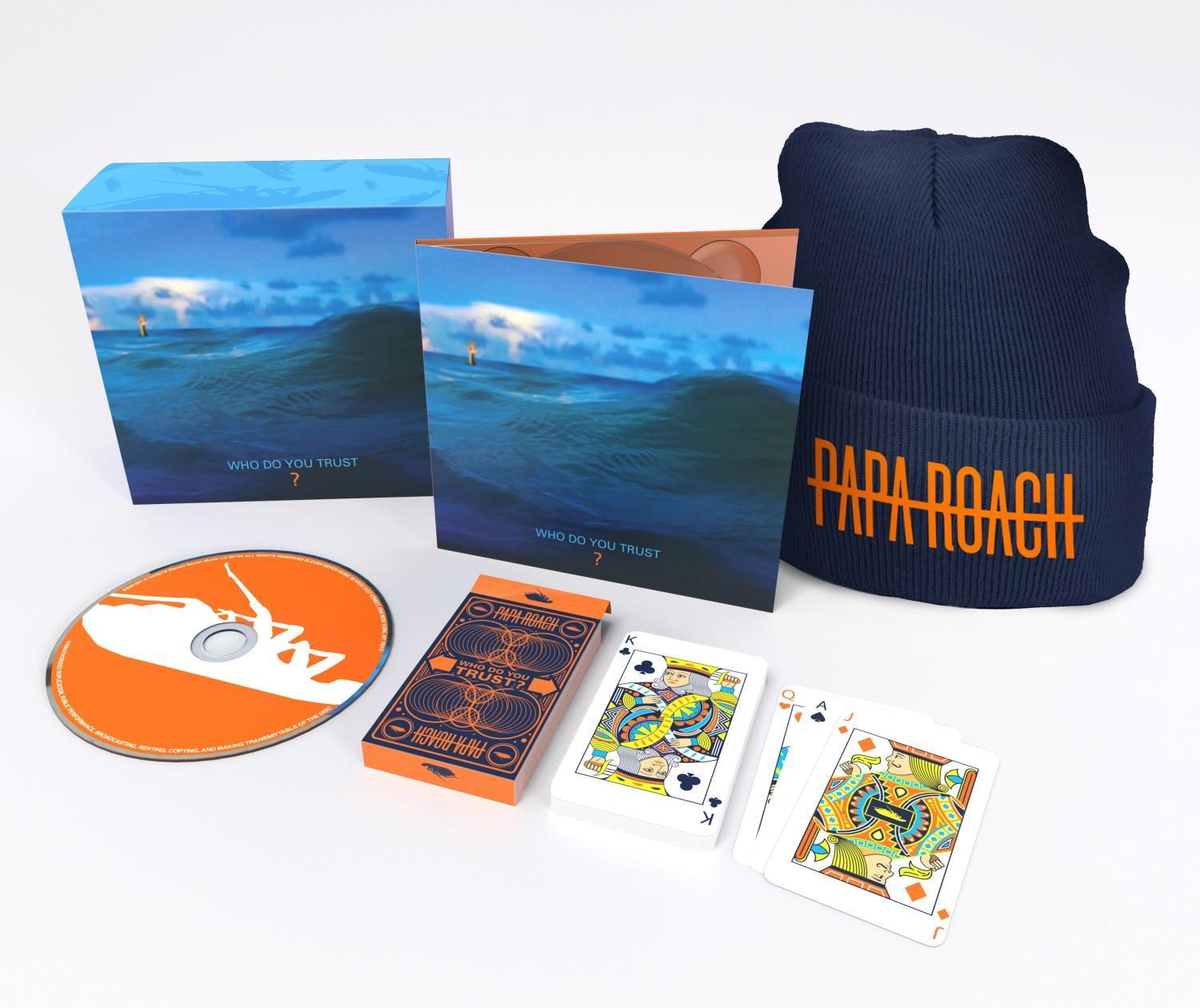 Papa Roach album készlet CD-vel, kártyákkal, dobozzal és sapkával fehér háttéren.