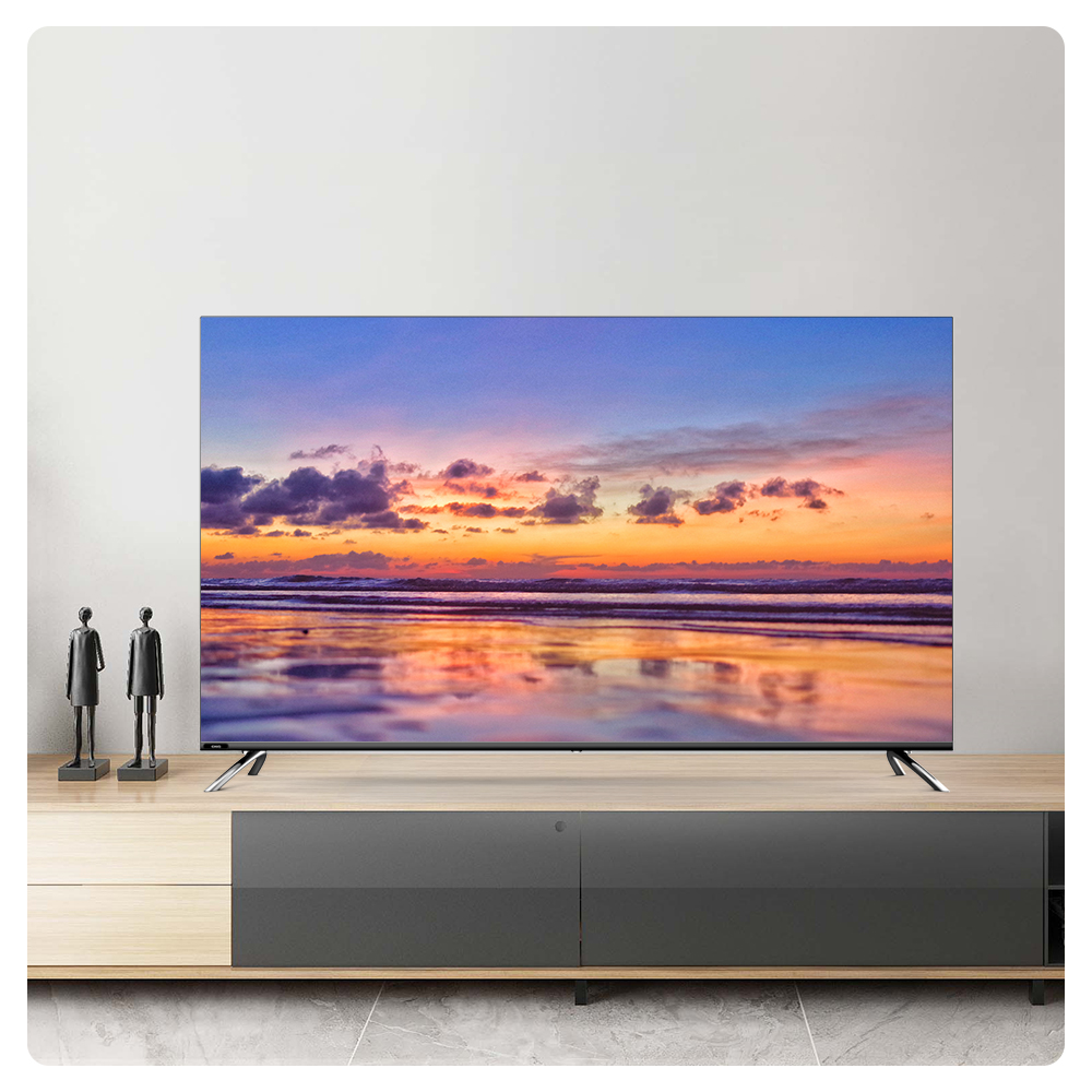 Fernseher mit Sonnenuntergang, zwei Statuen auf einem Holzschrank.