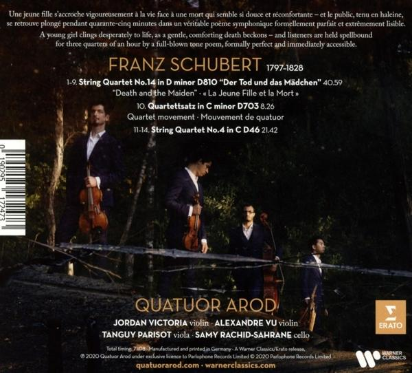 Albumcover mit einem Quartett, das Geigen spielt. Das Cover hat Text und einen dunklen Waldhintergrund.