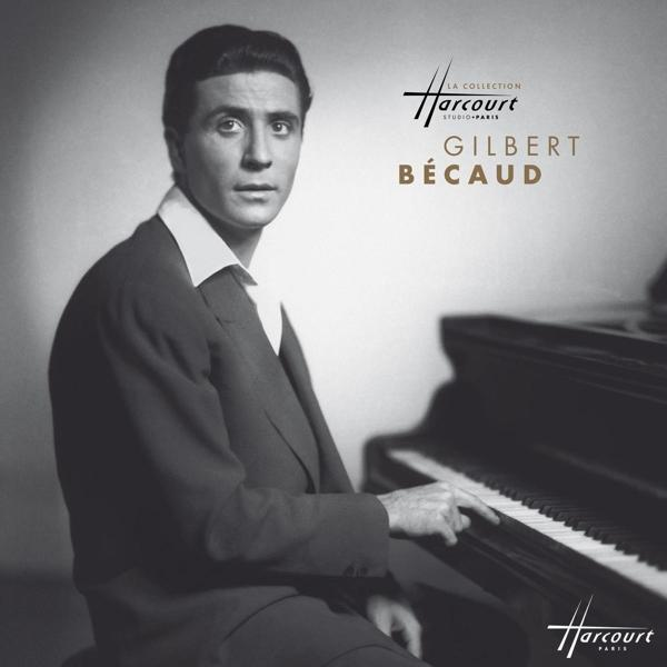 Ein Schwarzweißfoto eines Mannes im Anzug am Klavier. Text lautet 'Gilbert Bécaud'.