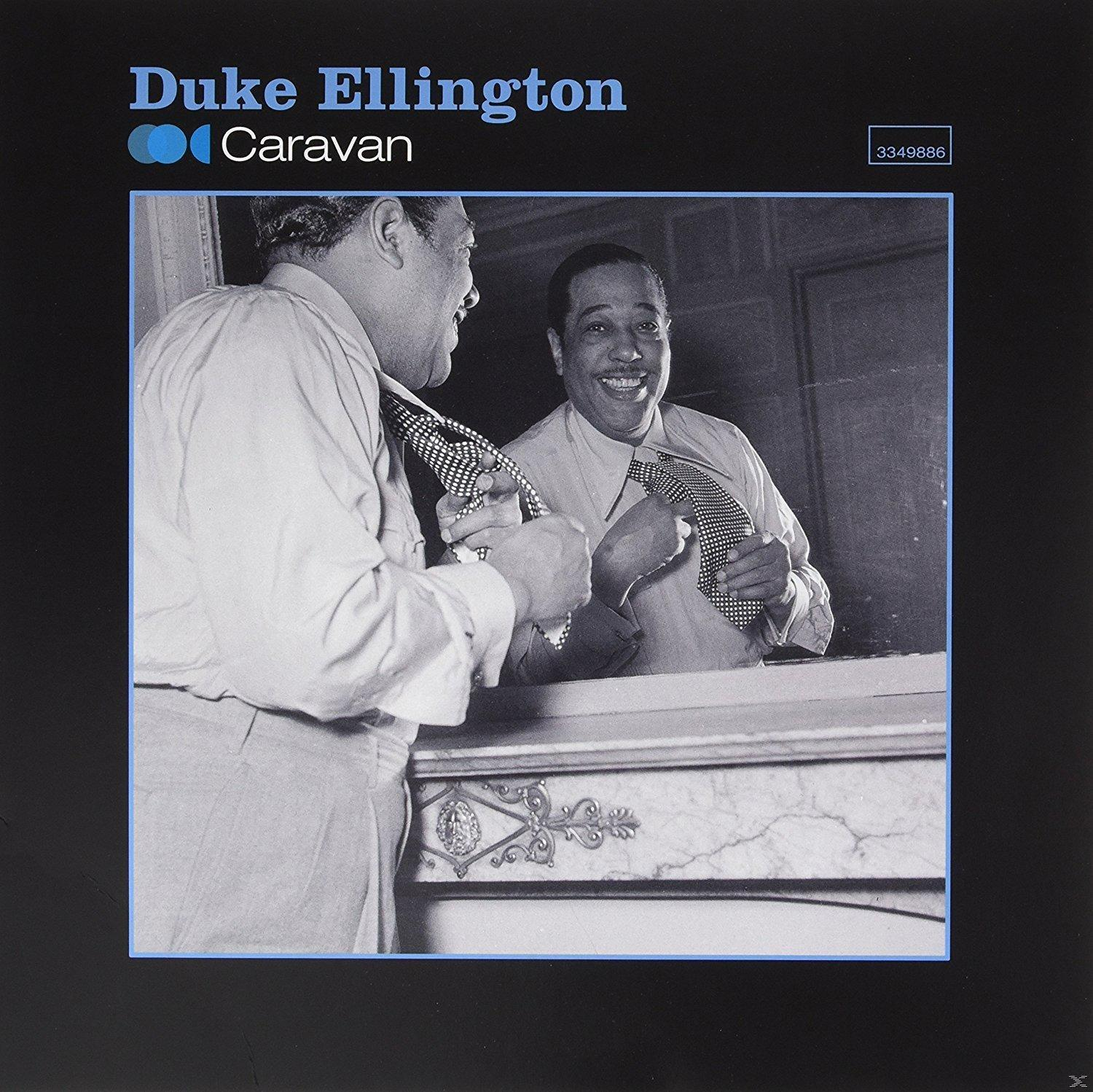 Duke Ellington Albumcover. Duke Ellington schaut in einen Spiegel und richtet seine Krawatte.
