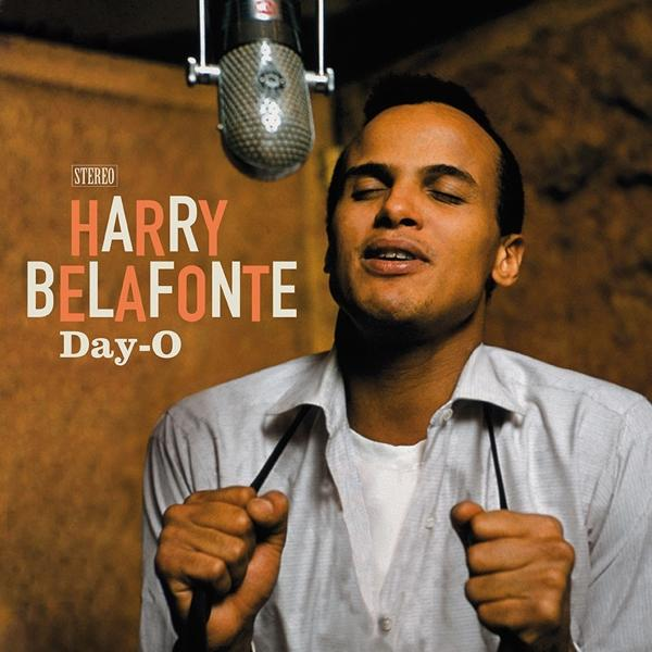 Albumcover für Harry Belafonte Day-O, mit einem Mann, der in ein Mikrofon singt. Der Hintergrund ist braun.