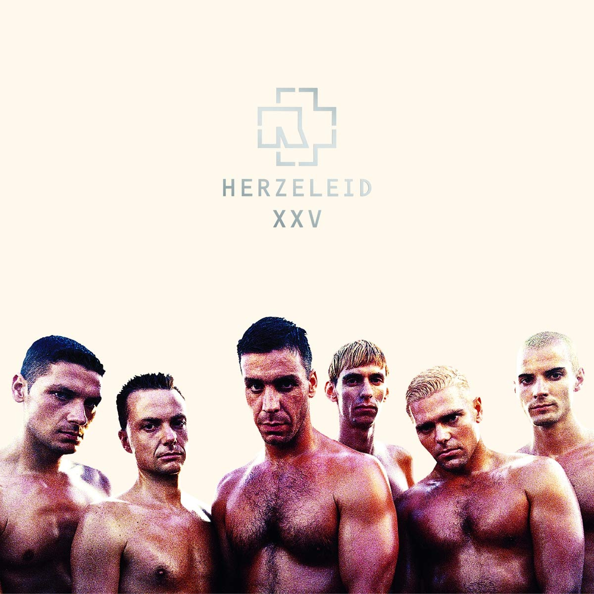 A Rammstein 'Herzeleid XXV' című albumának borítója. Hat, felsőtest nélküli férfi néz a kamerába.