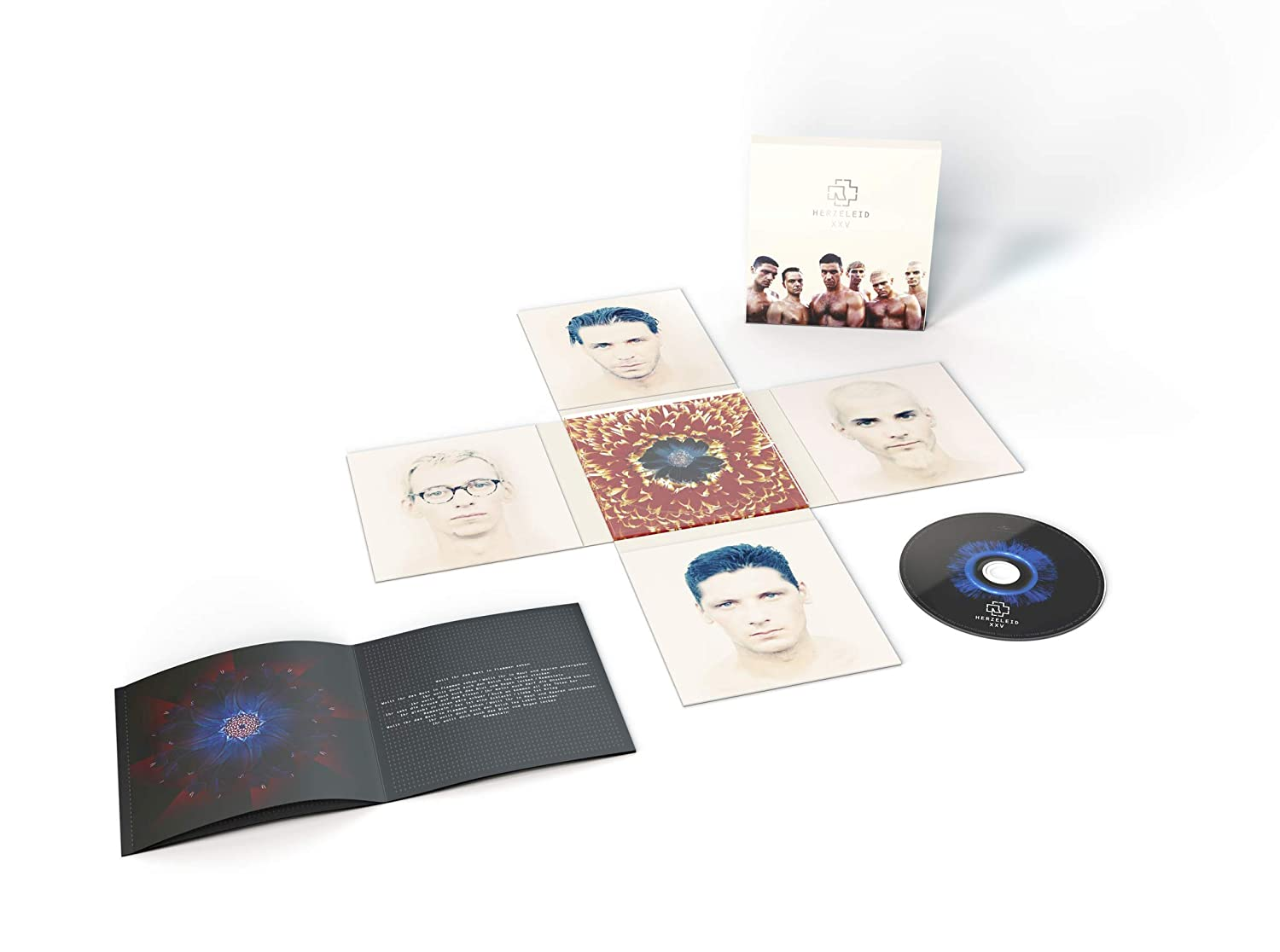 Rammstein album dobozkészlet nyitva. CD-ket, füzetet és a zenekar fotóit tartalmazza.