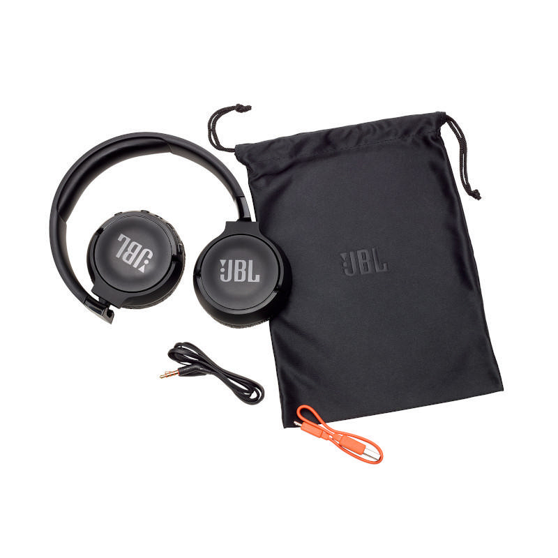 Schwarze JBL-Kopfhörer, Tragetasche und oranges Ladekabel auf weißem Hintergrund.