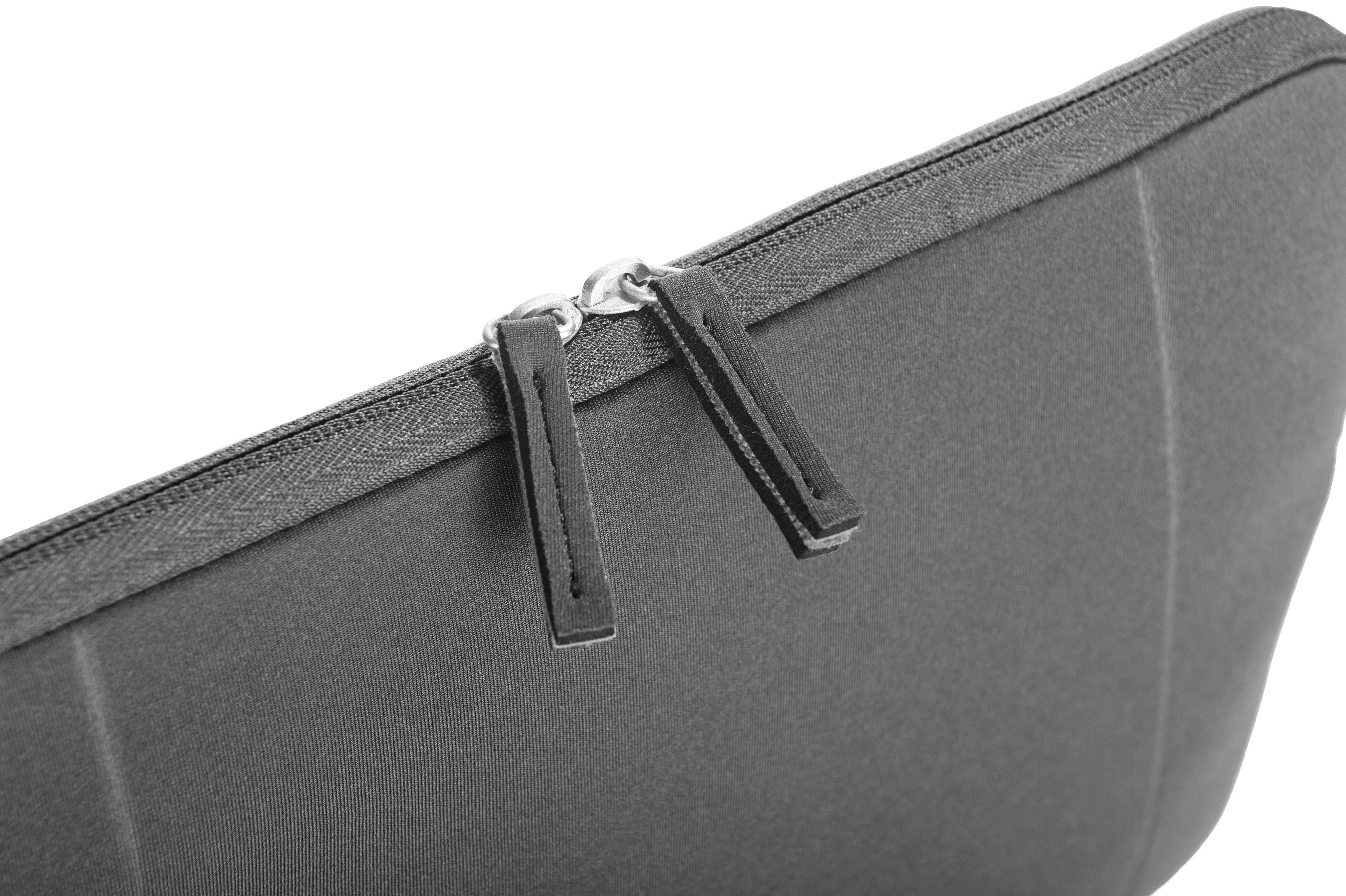 Nahaufnahme einer schwarzen Laptoptasche mit Reißverschluss.