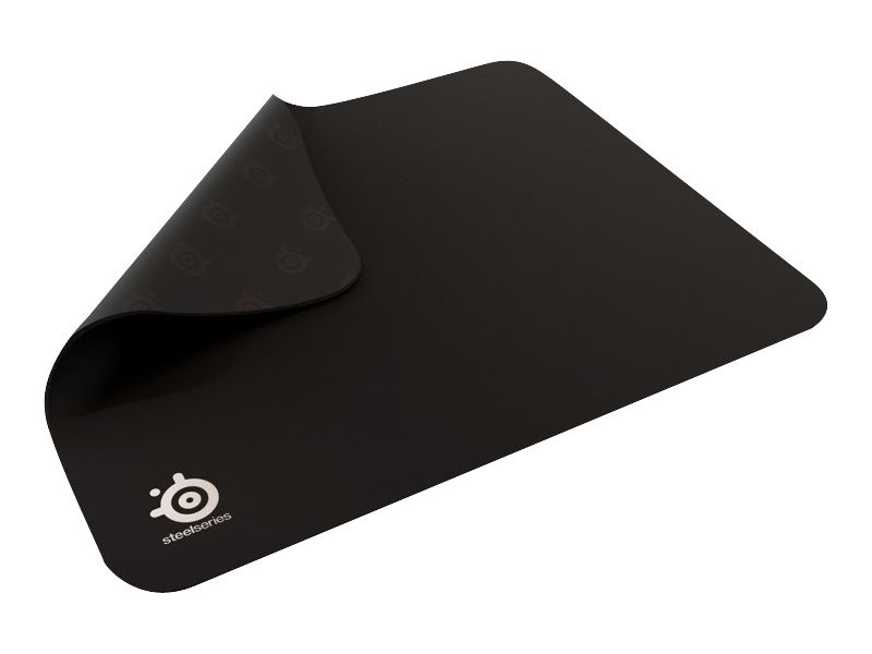 SteelSeries logosu ile siyah bir mousepad. Pad bir köşede kıvrılmıştır.