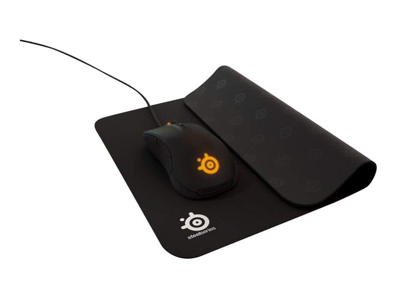 Siyah oyun faresi siyah mousepad üzerinde. Fare kablosu bağlı. Steelseries logosu görülebilir.