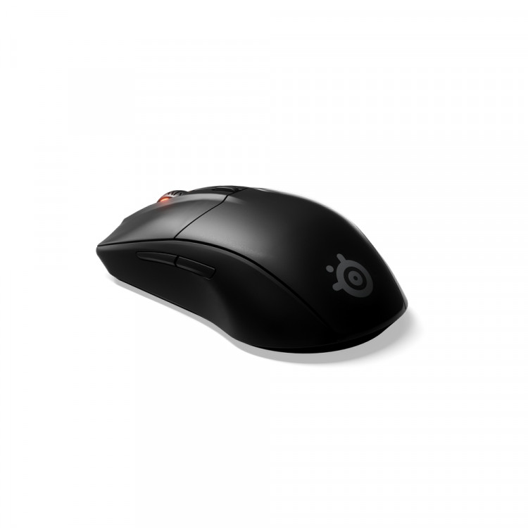 Beyaz yüzeyde siyah SteelSeries oyun faresi. Yan tuşlar ve logo görünür.