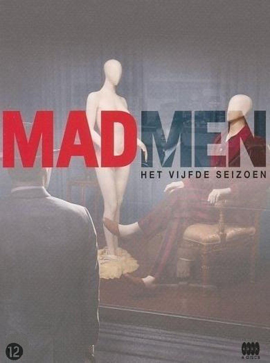 Affiche Mad Men. Des mannequins et un homme assis sur une chaise sont vus à travers une vitre. Texte rouge superposé.
